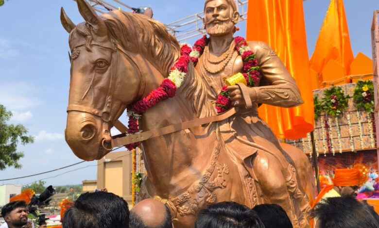उमरखेडमध्ये छत्रपती शिवाजी महाराज अश्वारूढ पुतळ्याचे थाटात अनावरण -NNL 1 IMG 20240606 WA0029 उमरखेडमध्ये छत्रपती शिवाजी महाराज अश्वारूढ पुतळ्याचे थाटात अनावरण -NNL