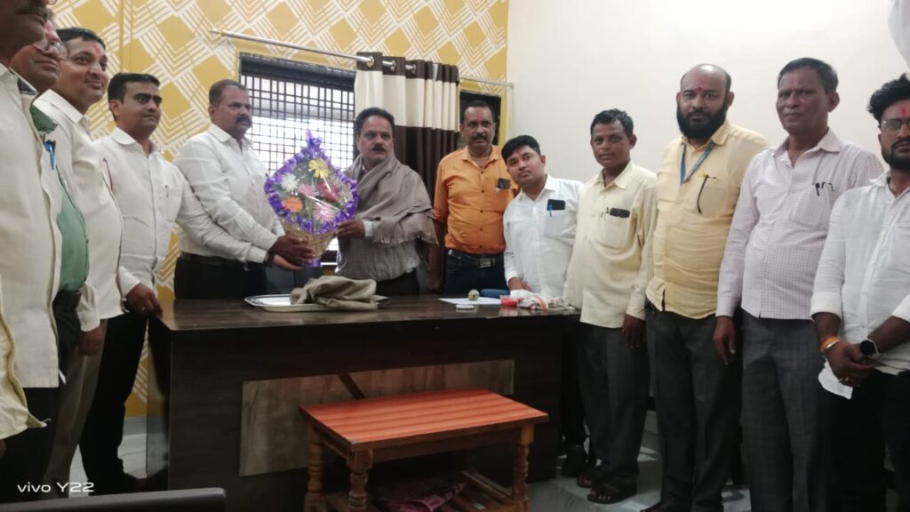 सहा महिन्याच्या मुदतवाढीनंतर उमरखेड बाजार समिती संचालक मंडळ बरखास्त ; प्रशासक हिरुडकर यांनी स्विकारला पदभार ! -NNL