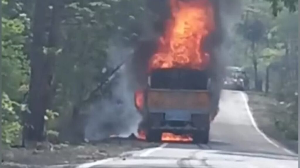 IMG 20240609 WA0022 सावरी घाटात ट्रक व मोटर सायकलची जोरदार धडक... धडकेत दोघांचा मृत्यू... ट्रकने घेतला पेट..ट्रक जळाला -NNL