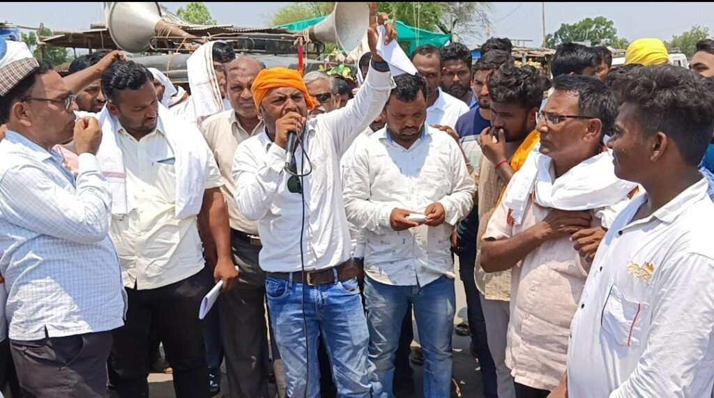 IMG 20240611 WA0021 माहूर तालुक्यात चढया दराने बियाणे विक्री, वाई बाजार येथे गोर सेनेचे रास्ता रोको आंदोलन -NNL