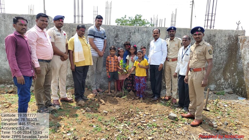 IMG 20240615 WA0016 अप्पारावपेठ वन विभागाने शाळेच्या पहिल्या दिवशी विद्यार्थ्यांना रोपे देऊन केले स्वागत -NNL