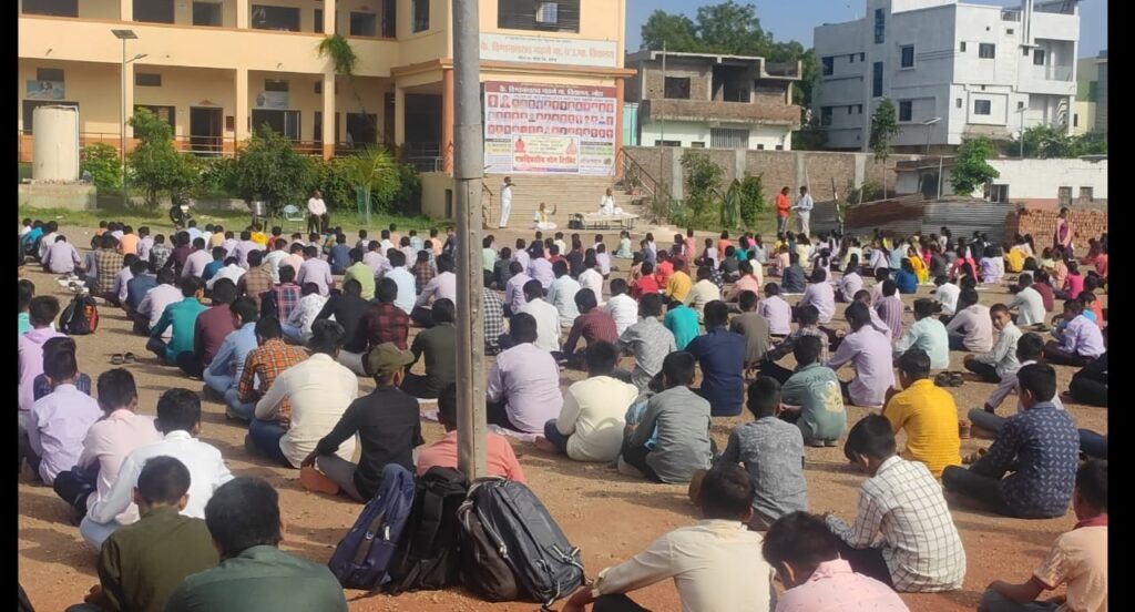 IMG 20240620 WA0056 पतंजली तर्फे जागतिक योग दिना निमित्त 18 जिल्ह्यातील शाळेत योग शिकवण्याचा विक्रम -NNL