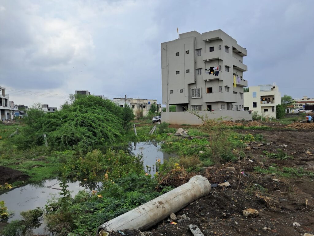 गोदावरी हातमाग सोसायटी मलनिसारण लाईन तुबंल्याने दुर्गंधी युक्त पाणी साचले -NNL