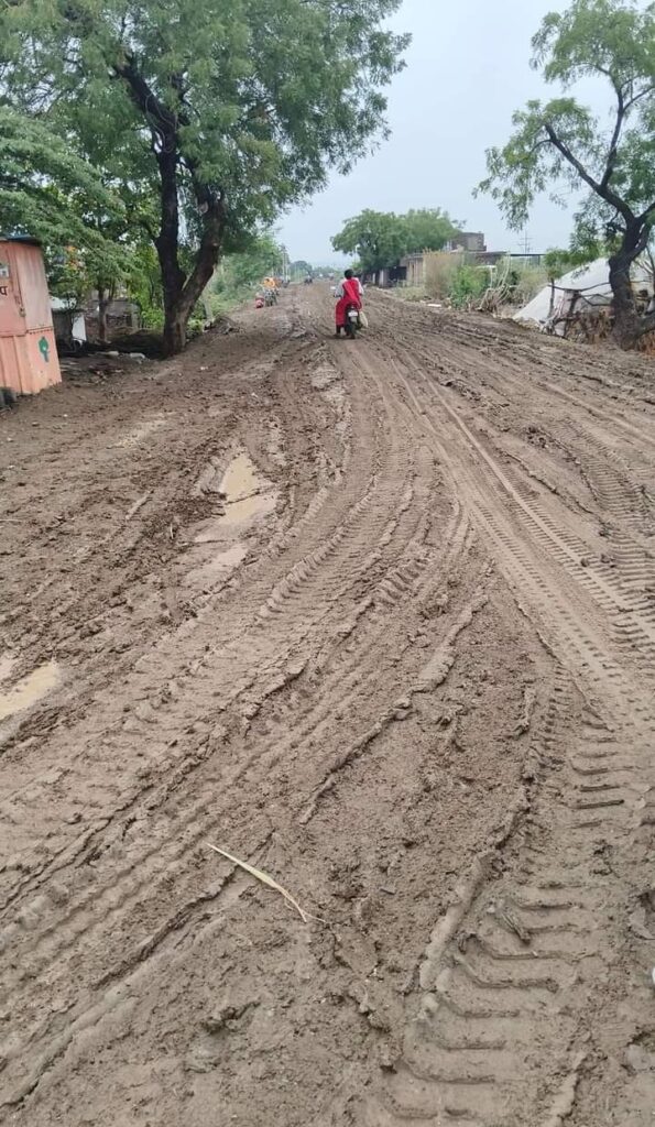 IMG 20240623 WA0048 मुसलमान वाडीपाटी पासून सोळा गावांना जोडणारा रस्त्याची दयनीय अवस्था, तात्काळ दुरूस्ती मागणी -NNL