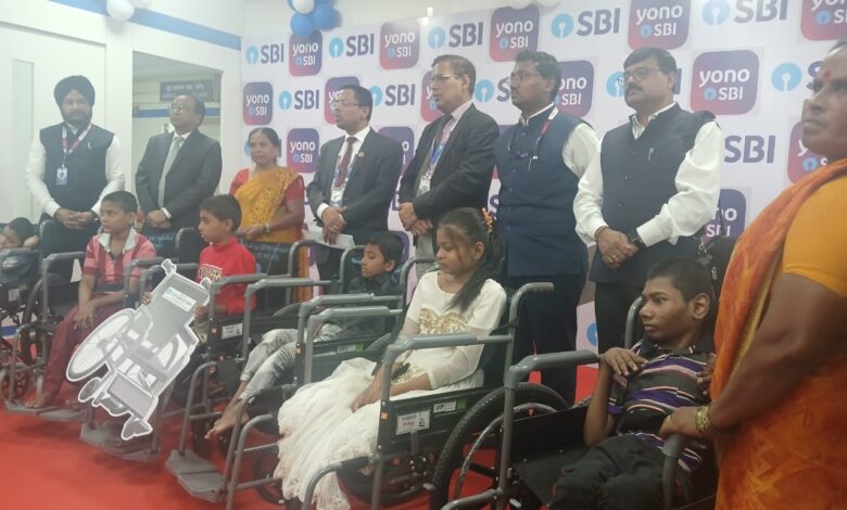 IMG 20240629 WA0027 स्टेट बँक ऑफ इंडिया तर्फे गरजूंना मिनीबस ,व्हीलचेअर, आणि वॉटर कुलरचे वितरण -NNL