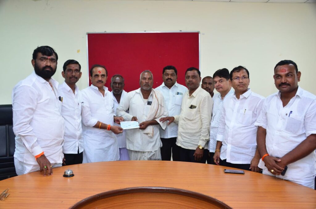 नैसर्गिक आपत्तीतील मयताच्या वारसांना आ.मोहन अण्णा हंबर्डे यांच्या हस्ते प्रत्येकी ४ लाखाचा धनादेश वाटप -NNL