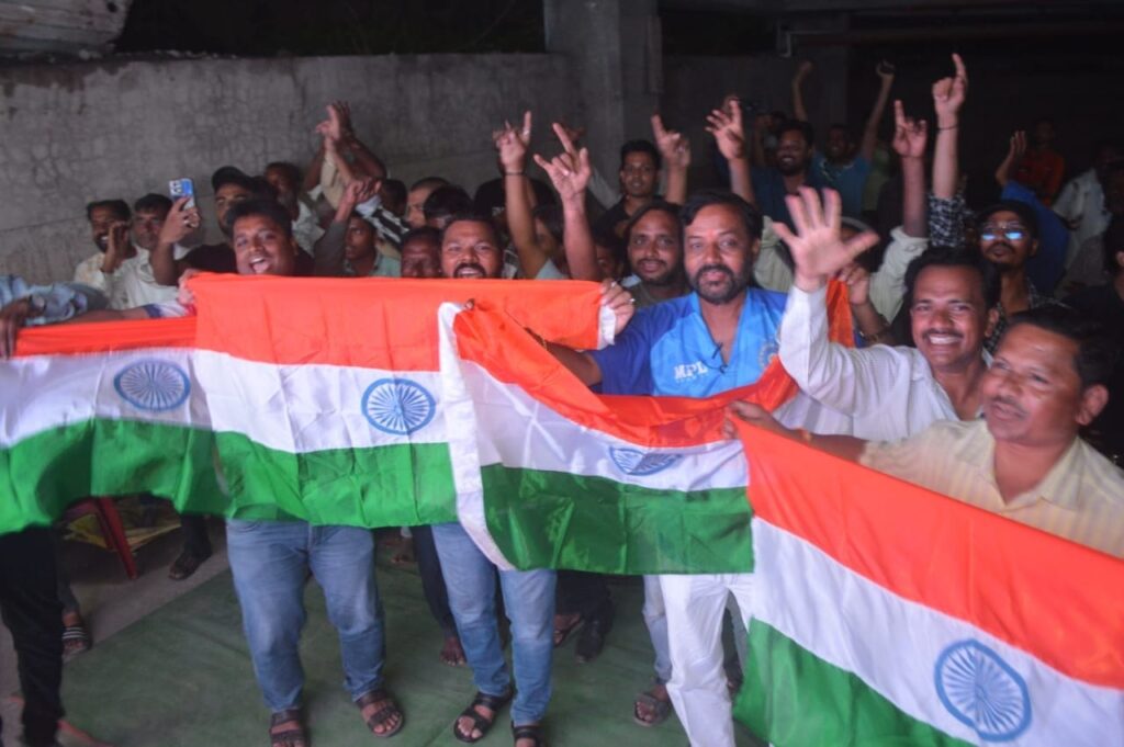 IMG 20240630 WA0032 ट्वेंटी-ट्वेंटीच्या अंतिम फेरीत हिंदुस्तानने दक्षिण आफ्रिकेला हरवल्यानंतर क्रीडा रसिकांचा अभूतपूर्व जल्लोष -NNL