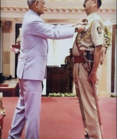 IMG 20240608 202103 लोह्याचे भूमिपुत्र पोलीस उपाधीक्षक गजानन भातलवंडे याना राज्यपालांच्या हस्ते राष्ट्रपती पोलीस पदक प्रदान NNL