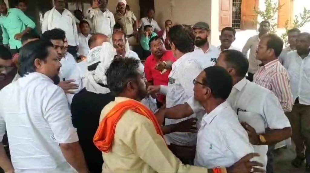 IMG 20240615 192838 हिमायतनगर कृषी उत्पन्न बाजार समितीच्या गाळे प्लॉट वाटपाच्या लिलावावरुन संचालक व व्यापाऱ्यात राडा -NNL