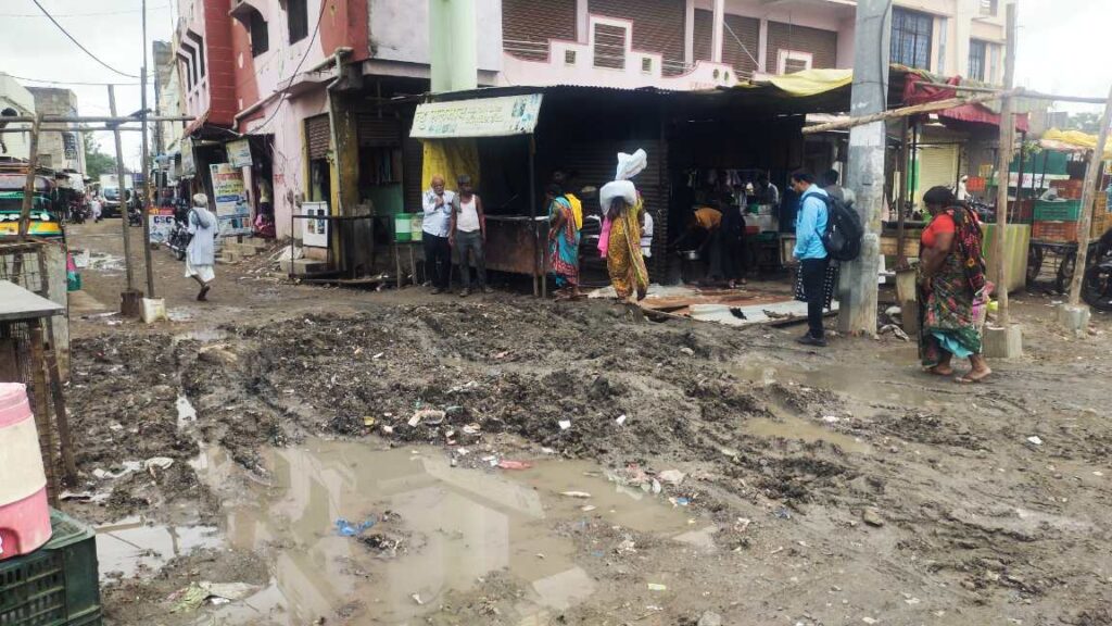 IMG 20240622 125546 उमरचौक कमानीजवळील नळयोजनेच्या कामासाठी खोदलेल्या रस्त्यात गाळ माती टाकल्याने रस्ता चिखलात रुतला - NNL