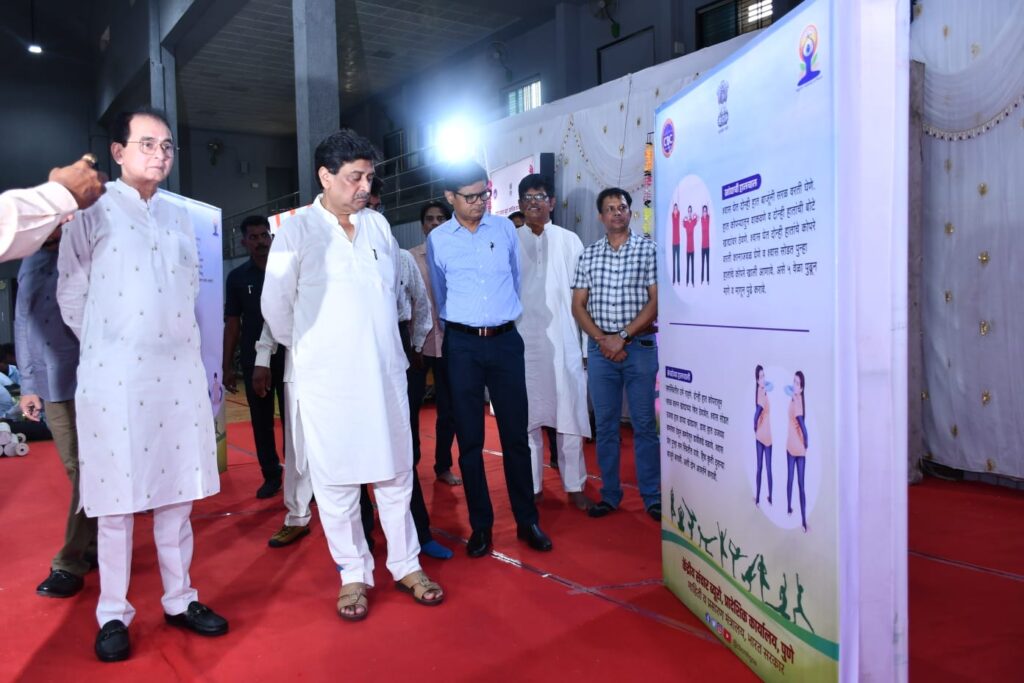 WhatsApp Image 2024 06 19 at 4.37.58 PM 6 युवकांनी योग अभ्यास आत्मसात करून योगाचा प्रचार करावा- माजी मुख्यमंत्री तथा खासदार अशोकराव चव्हाण - NNL