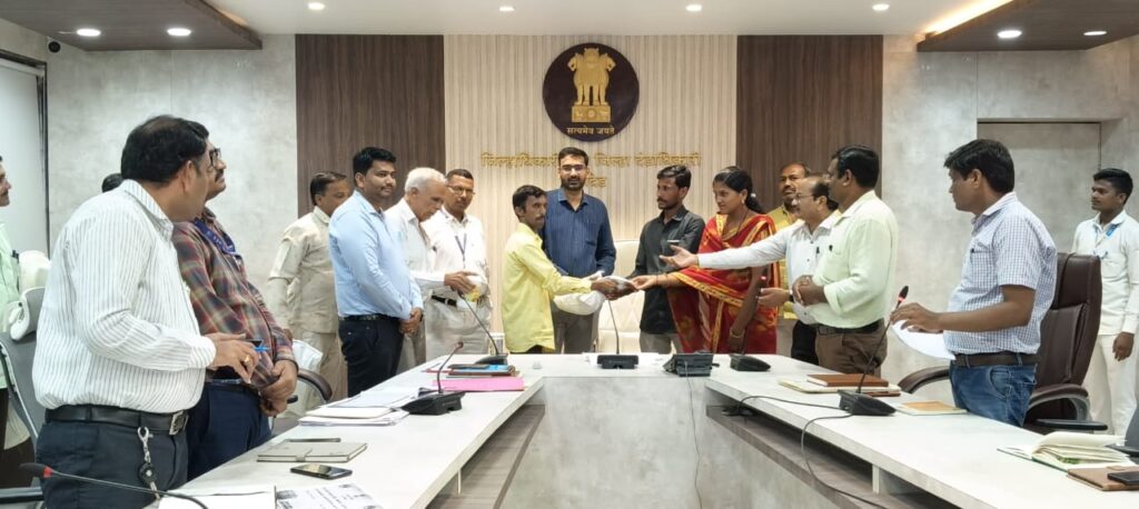 WhatsApp Image 2024 06 25 at 7.26.43 PM आत्महत्याग्रस्त कुटुंबाना जिल्‍हाधिकाऱ्यांच्या हस्ते कृषि निविष्ठा सामुग्रीचे वाटप - NNL