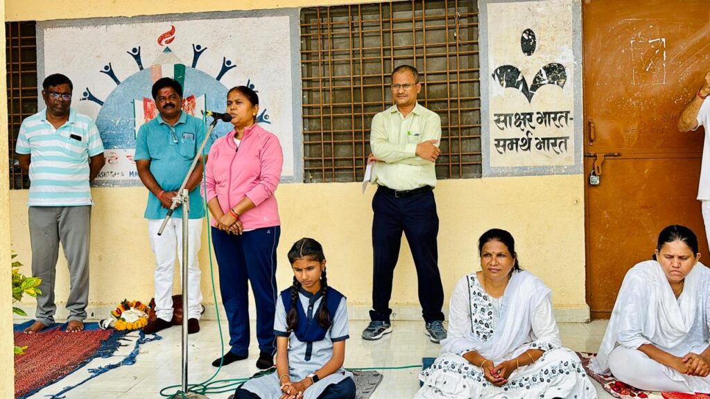 a6611925 6014 48e7 bc79 8ffeac8f1463 जिल्‍हयात विविध ग्रामपंचायत व शाळांमध्‍ये योग दिन साजरा - NNL