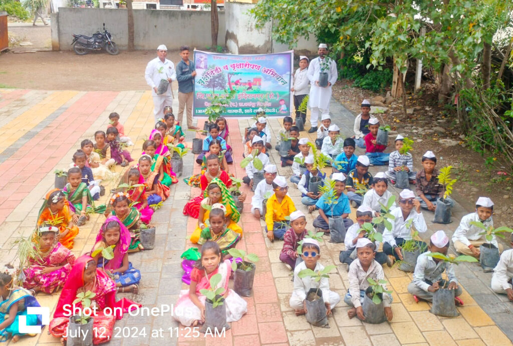 2 1 Tree stumps and plantations | जि.प.प्रा. शाळा इंदिरानगर शेलगाव येथे वृक्षदिंडी व वृक्षारोपण कार्यक्रम संपन्न -NNL