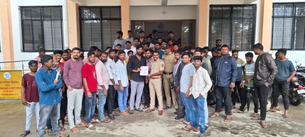 2cd0e24f 76a7 41a8 b9a6 aabafd216cc0 A statement to the police | किनवट मधील अवैध धंदे बंद करण्यासंदर्भात पोलिसाकडे निवेदन - NNL