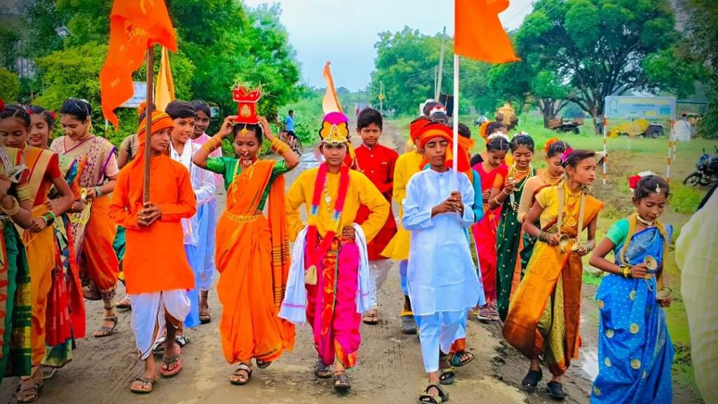 FB IMG 1721203265926 Varakari's costume on the occasion of Gurukul School Ashadhi | गुरु‌कुल स्कुलच्या वतीने आषाढी निमित्त वारकऱ्यांची वेशभूषा करून विद्यार्थ्यांनी दाखविला दिंडीचा जिवंत देखावा - NNL