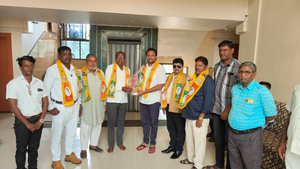 IMG 20240711 WA0053 Vanchit Bahujan Aghadit entry | हिमायतनगर तालुक्यातील माजी सभापतीचे यजमान दिलीप राठोड यांचा वंचित मध्ये प्रवेश - NNL
