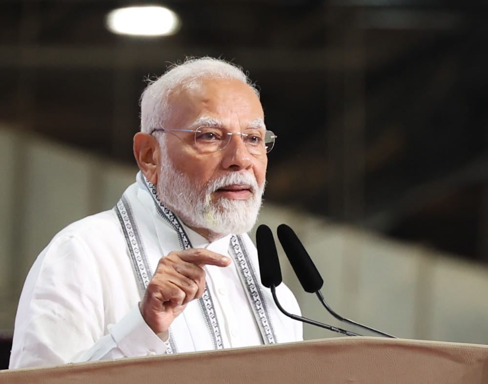 Prime Minister Narendra Modi | भारताचे पंतप्रधान नरेंद्र मोदीनी केली ९५६ कोटी रुपयांच्या बहुविध रेल्वे प्रकल्पांची पायाभरणी -NNL