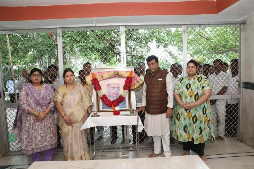 IMG 20240714 WA0045 Dr. Shankarao Chavan । माजी मुख्यमंत्री खा.अशोकराव चव्हाण यांच्या उपस्थितीत शंकरराव चव्हाण यांना समाधी स्थळी अभिवादन -NNL