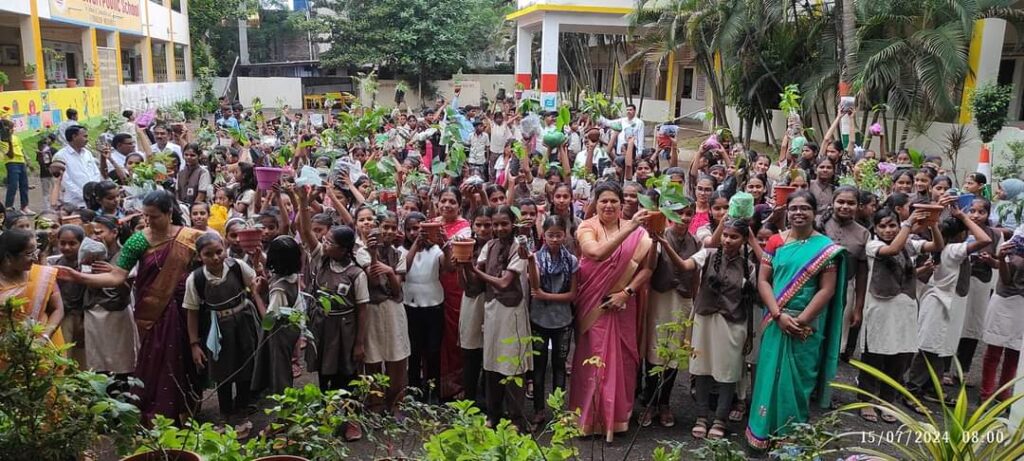 A unique initiative of planting 500 trees | कुसुमताई माध्यमिक विद्यालयाच्या वतीने स्वखर्चाने विधार्थी राबवत आहेत 500 वृक्षारोपनाचा अनोखा उपक्रम -NNL