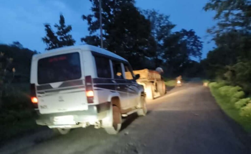 Smuggling of sand from Forest Development Corporation reserve forests | वन विकास महामंडळाच्या राखीव जंगलातून वाळूची तस्करी… NNL