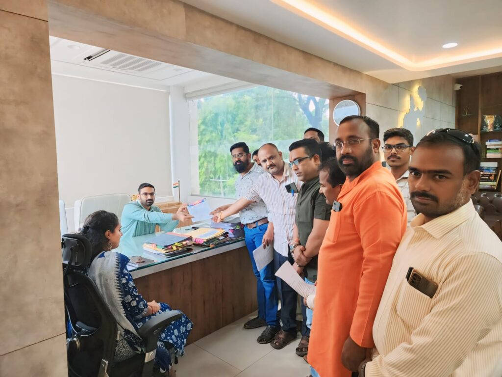 Citizens demand to remove handcarts | अण्णाभाऊ साठे चौक ते नाईक चौक या मार्गवरील हातगाडे हटवावीत नागरिकांची मागणी – NNL