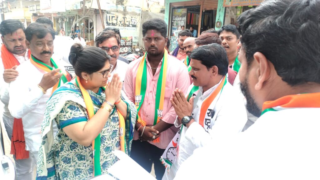 IMG 20240724 WA0037 Srijaya Chavan | श्रीजया चव्हाण यांचा जीवन घोगरे पाटील यांच्याकडून सत्कार -NNL