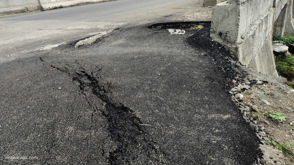 IMG 20240712 163205 national highway | हिमायतनगर शहराजवळ राष्ट्रीय महामार्गाचा साईड पट्टीचा डांबरी रस्ता महिनाभरातच खचला - NNL