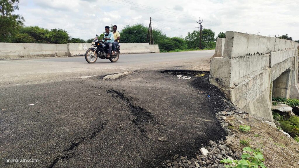IMG 20240712 163259 national highway | हिमायतनगर शहराजवळ राष्ट्रीय महामार्गाचा साईड पट्टीचा डांबरी रस्ता महिनाभरातच खचला - NNL