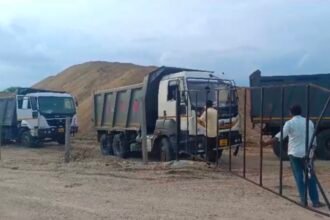 IMG 20240727 131905 Black market of sand from sand depot | बिलोली तालुक्यातील सगरोळी येथील रेतीच्या डेपोतून रेतीचा काळा बाजार - NNL