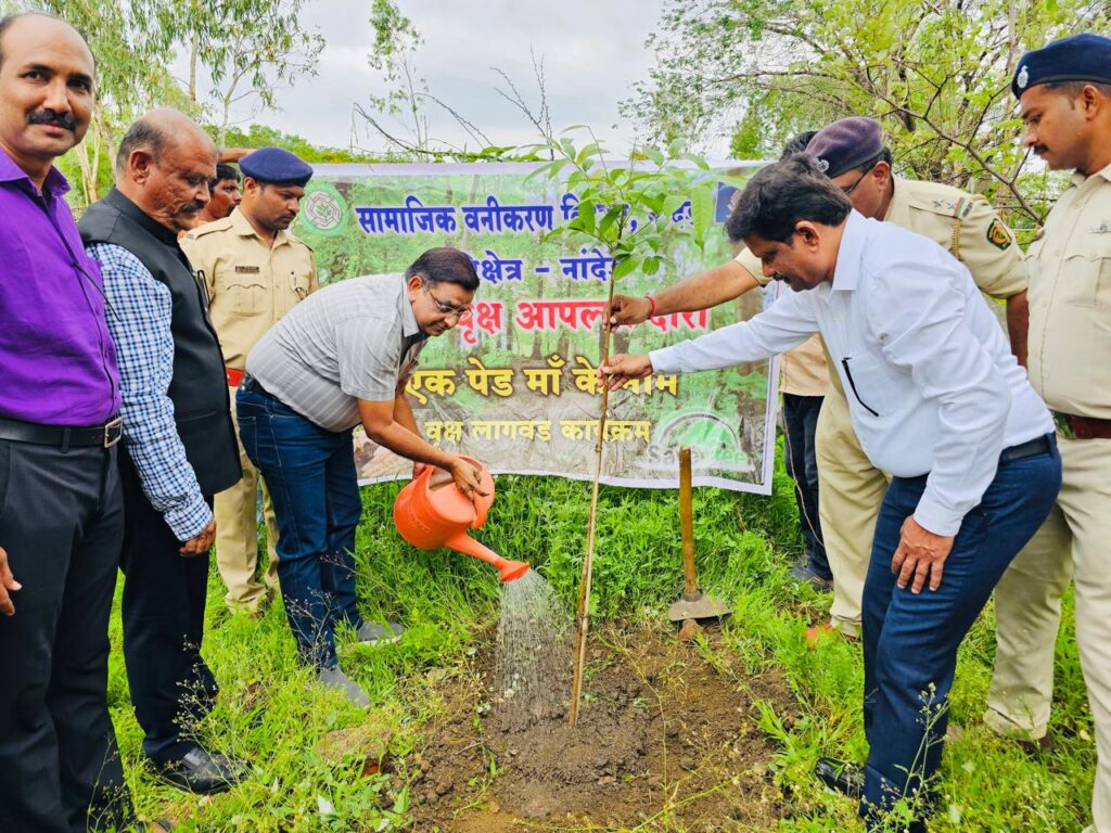 WhatsApp Image 2024 07 03 at 2.00.08 PM निवडणूक खर्च निरीक्षक डॉ. दिनेश कुमार जांगिड यांनी केले नांदेड येथील सायन्स महाविद्यालयाच्या प्रांगणात वृक्षारोपण - NNL