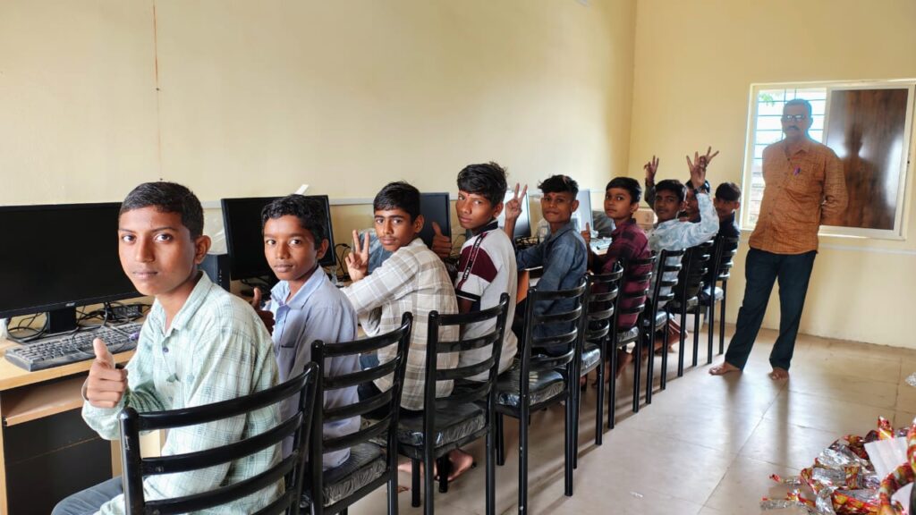 9b2bbf0a b0e4 400d 863f c17fe9922927 Tamsa District Council High School : तामसा जिल्‍हा परिषद हायस्‍कूलला सीएसआर फंडातून महत्‍वपूर्ण शैक्षणिक साहित्‍याची भेट -NNL