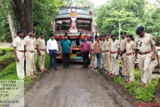 IMG 20240803 WA0057 The action of four trucks of Khaira caught by the forest department is under suspicion :वन विभागाने पकडलेल्या खैराच्या चार ट्रकची कारवाई संशयाच्या भोवऱ्यात - NNL