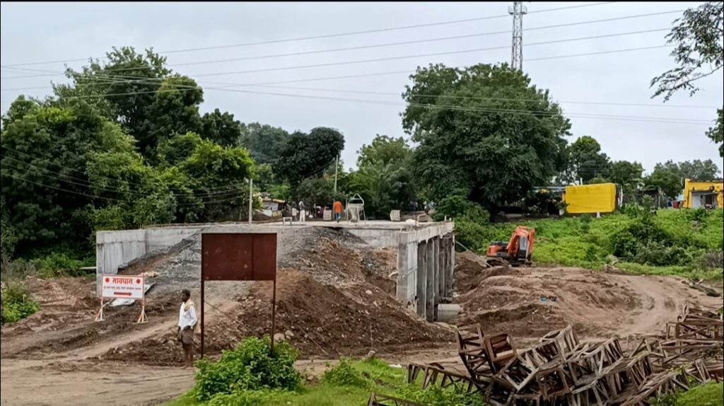 Apparaopeth Bridge construction : नवीन पुलाच्या बाजूने पर्यायी रस्ताअभावी अप्पारावपेठचे नागरिक आरोग्य सेवा व बस सेवेपासुन वंचीत – सरपंच अब्दुल रब यांनी केली तक्रार -NNL