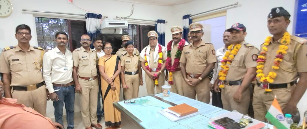 IMG 20240804 WA0091 ग्रामीण पोलीस स्टेशन येथे पदोन्नती झाल्याबद्दल अधिकारी व कर्मचारी यांच्या सत्कार -NNL