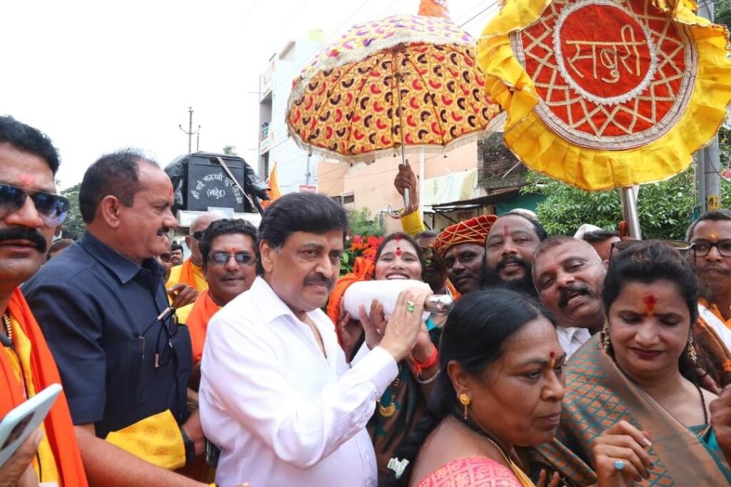 IMG 20240807 WA0060 Former Chief Minister Ashok Chavan : सिडको परिसरातील साईबाबा शिर्डी पदयात्रेत माजी मुख्यमंत्री अशोक चव्हाण यांच्यासह अनेकांच्या सहभाग - NNL