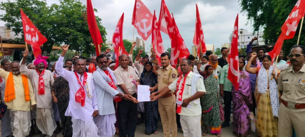 IMG 20240808 WA0019 किनवट जिल्हा करा इस्लापूर मांडवी तालुका करा या मुख्य मागणीसाठी मा. क .पा.चे इस्लापूर येथे रस्ता रोको आंदोलन -NNL