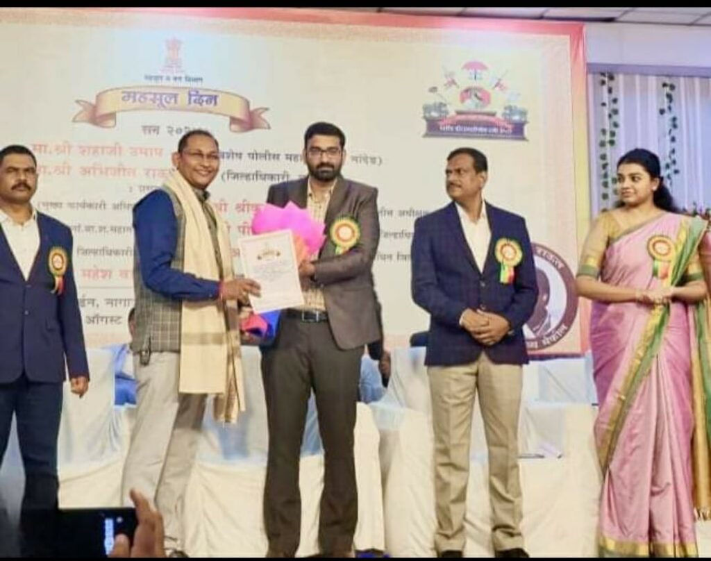 IMG 20240809 WA0054 Tehsildar Rajkumar Rathod ; ना.तहसीलदार राजकुमार राठोड यांचा सन्मान - NNL