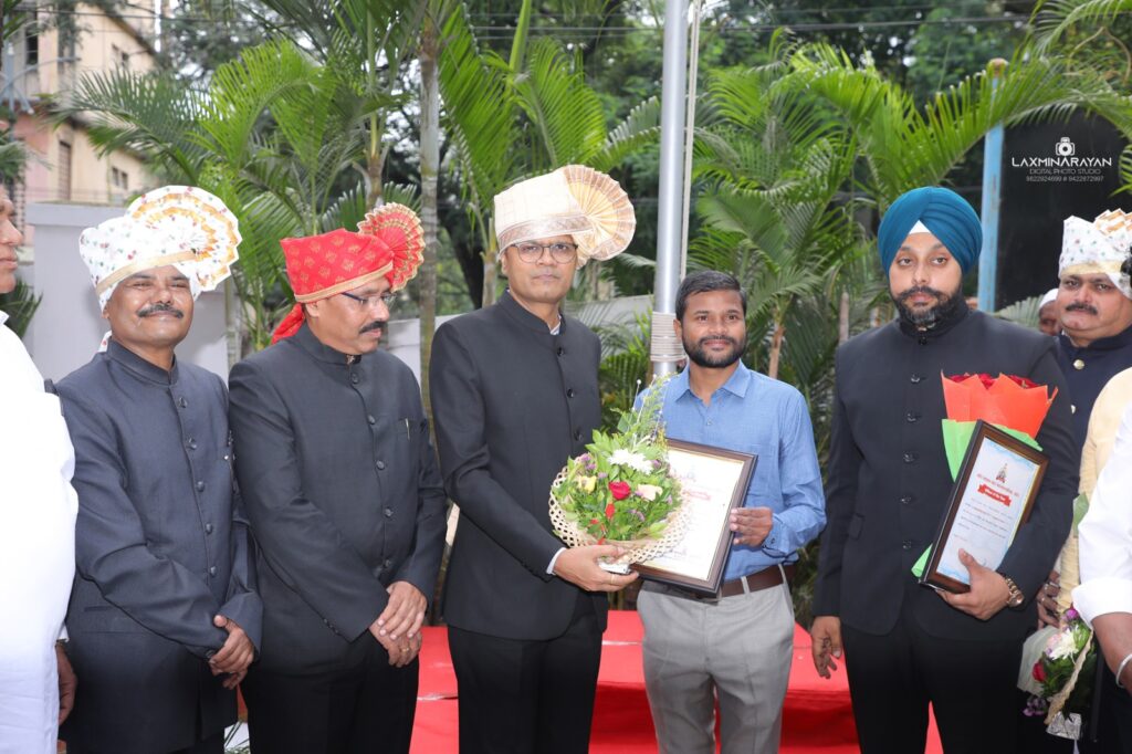 IMG 20240815 WA0009 Dr. Mahesh Kumar Doifode : स्वातंत्र्यदिनाचे औचित्य साधून महापालिकेत अधिकारी व कर्मचाऱ्यांचा सत्कार -NNL