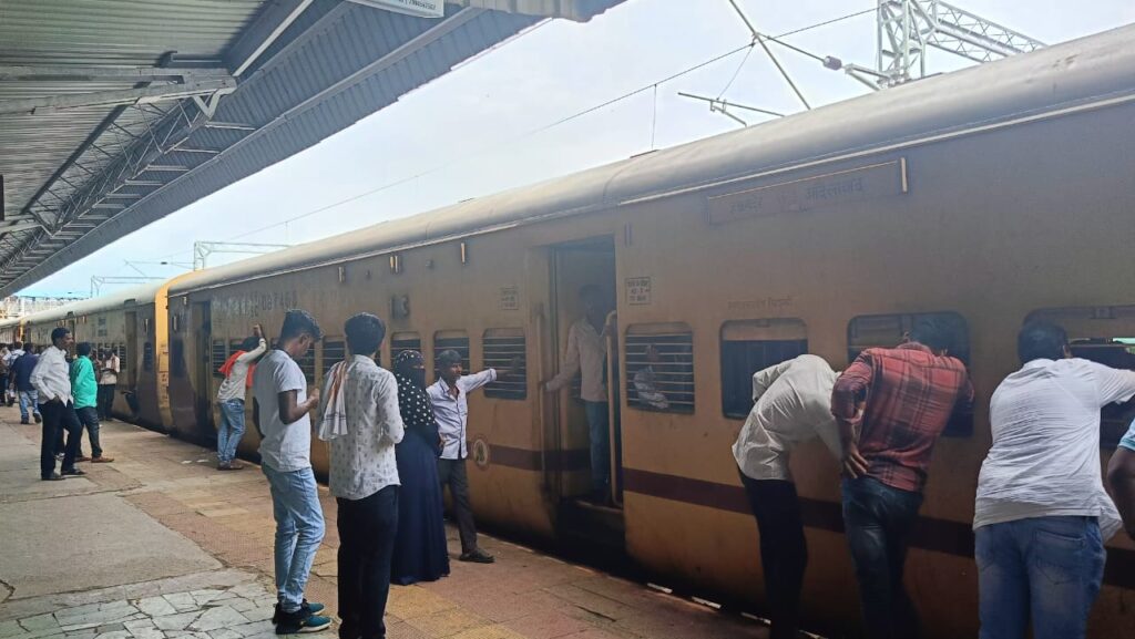 IMG 20240818 WA0010 Passenger coaches should be increased : आदिलाबाद ते नांदेड इंटरसिटी एक्स्प्रेस गाडीला प्रवाशी डब्बे वाढविण्यात यावे - रेल्वे प्रवाश्यांची मागणी -NNL