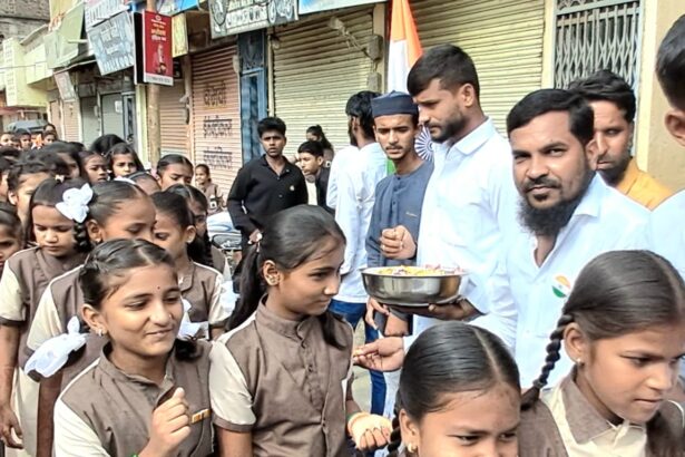 IMG 20240818 WA0044 शेख असलम मित्र मंडळ यांच्या वतीने प्रभातफेरी मधील विधार्थी यांना खाऊचे वाटप -NNL