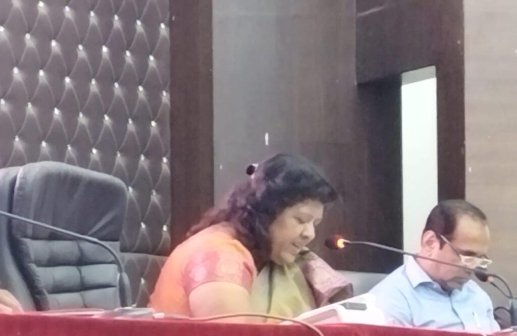 जिल्हा आरोग्य अधिकारी डॉ. संगीता देशमुख यांनी घेतली जिल्ह्यातील आरोग्य अधिकारी कर्मचाऱ्यांची आढावा बैठक -NNL