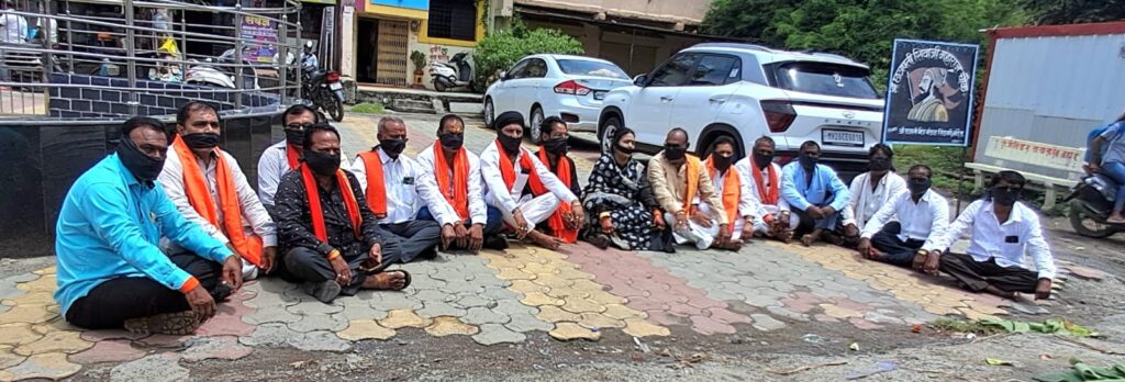 Mukband protest ; शिवसेना ऊबाठा गटाच्या वतीने बदलापूर घटनेचा निषेधार्थ तोडांला काळया फिती लावून मुकबंद आंदोलन – NNL