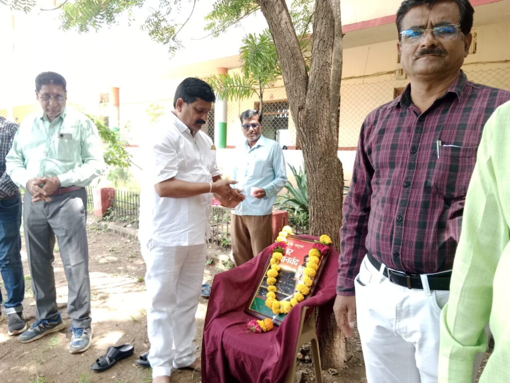 IMG 20240829 WA0002 Principal Dr. Shekhar Ghungarwar ; नियमित अभ्यासाबरोबरच विद्यार्थ्यांनी विविध क्रीडा प्रकाराकडे वळावे- प्राचार्य डॉ.शेखर घुंगरवार यांचे आवाहन - NNL