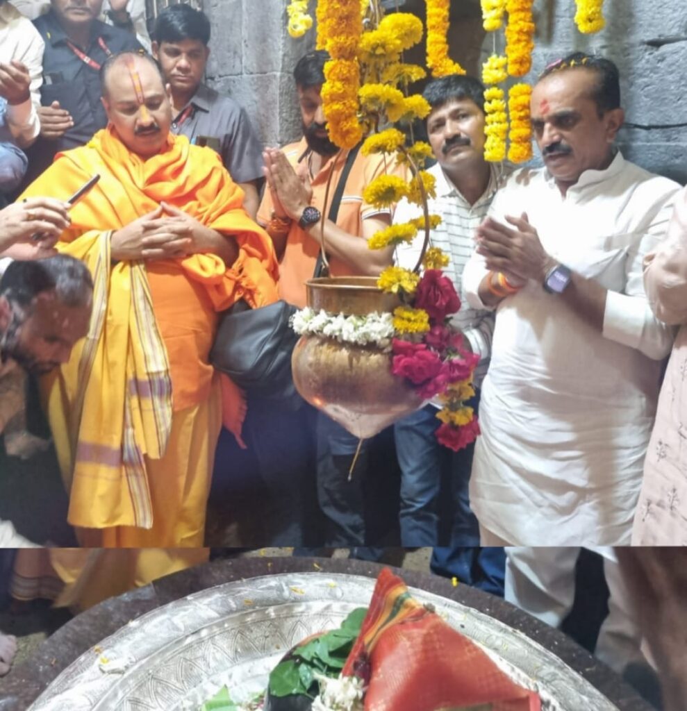 IMG 20240830 WA0040 Pradipji Mishra took Kaleshwar Darshan : शिव पुराण कथाकार प्रदिपजी मिश्रा यांनी घेतले काळेश्वर दर्शन -NNL