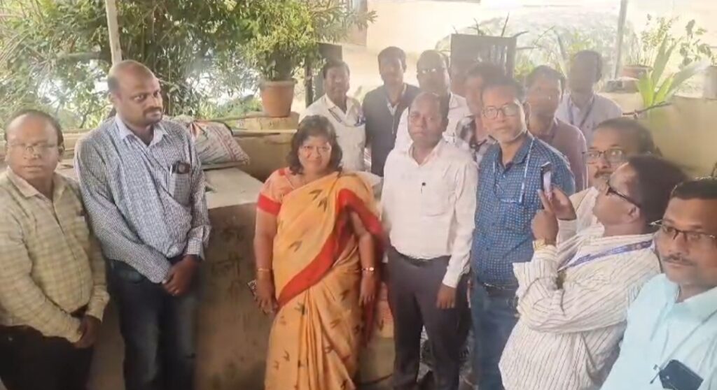 IMG 20240823 192202 भोकर येथे आरोग्य विभागाची आढावा बैठक व गप्पी मासे सोडणे कार्यक्रम संपन्न -NNL