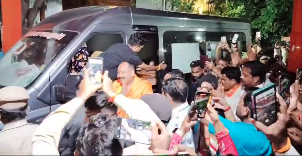 Untitled 12 Pradeep Mishra ; पं.प्रदीप मिश्रा यांचे जंगी स्वागत - NNL