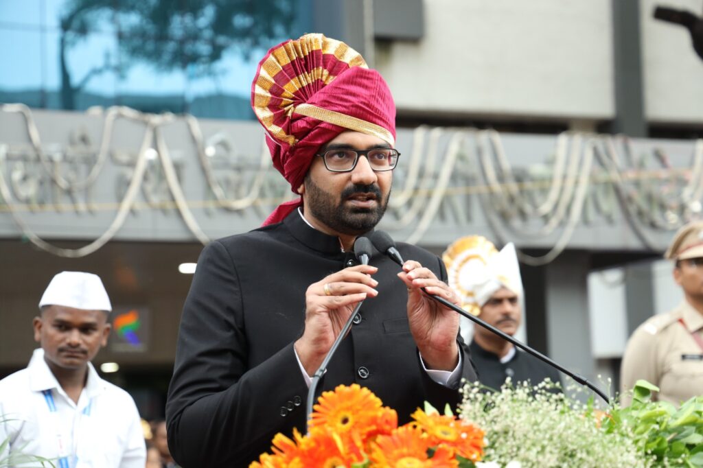 WhatsApp Image 2024 08 15 at 12.02.42 PM 1 Flag Hoisting by Collector Abhijit Raut : भारतीय स्वातंत्र्याच्या 77 व्या वर्धापन दिनाला जिल्हाधिकारी अभिजीत राऊत यांच्या हस्ते ध्वजारोहण -NNL