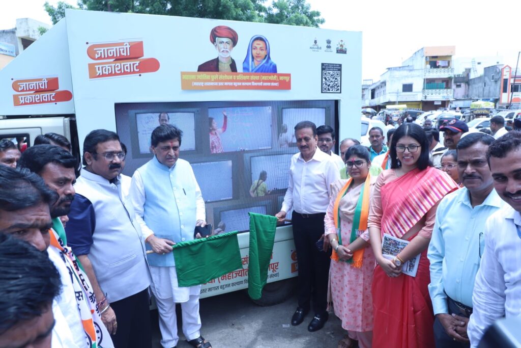 WhatsApp Image 2024 08 18 at 4.42.53 PM 1 पालकमंत्री गिरीश महाजन यांच्या हस्ते इतर मागास बहुजन कल्याणच्या चित्ररथास हिरवी झेंडी -NNL