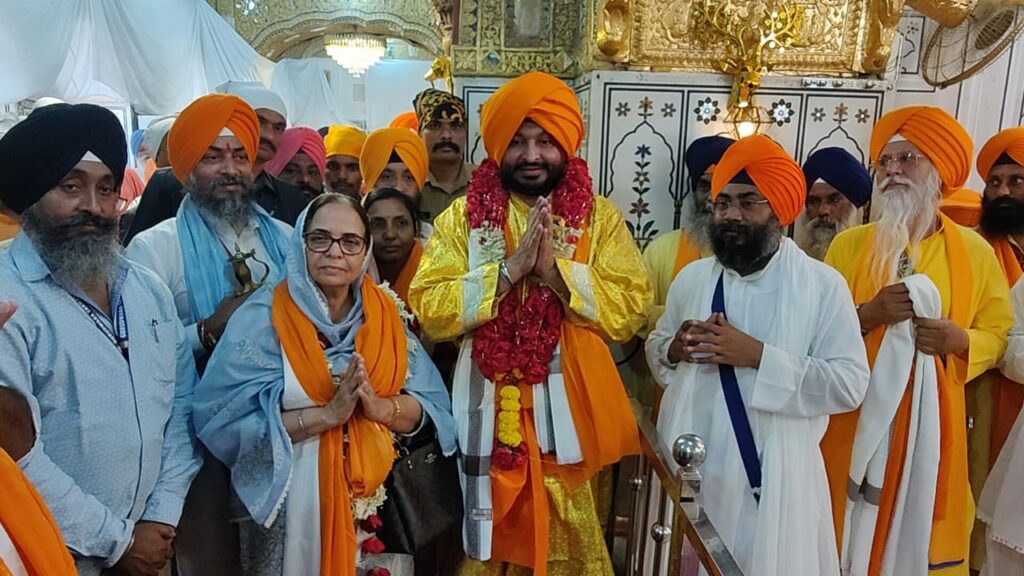 WhatsApp Image 2024 08 25 at 11.05.26 AM तख्त सचखंड श्री हुजूर साहिब गुरुद्वारात केंद्रीय रेल्वे राज्यमंत्री रवनीत सिंघ यांनी घेतले दर्शन -NNL